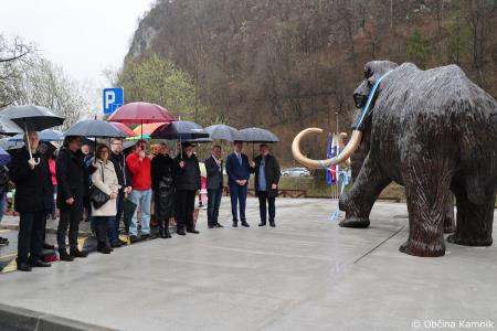 Dobrodošel mamut v Kamniku je dobil svoje mesto bronasti mamut v naravni velikosti, ki stoji v Mamutovem parku (30)